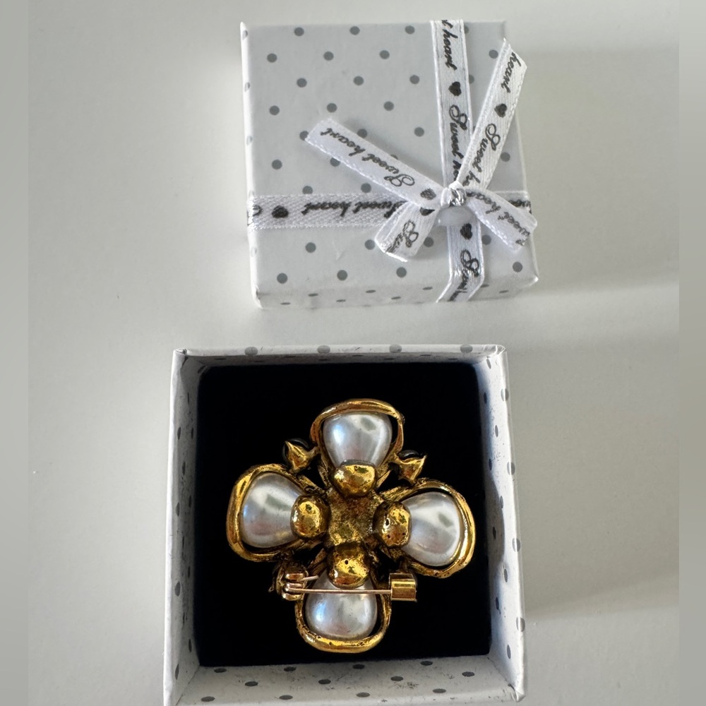 Vintage Style Pearl Gold Tone Brooch Floral Statement Pin Gift Box New - Picture 5 of 6